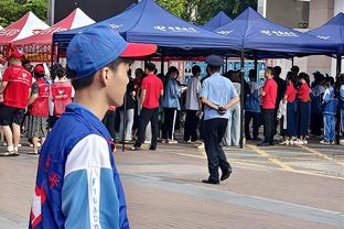 芬奇：爱德华兹因臀部伤势今日将缺席与爵士一战